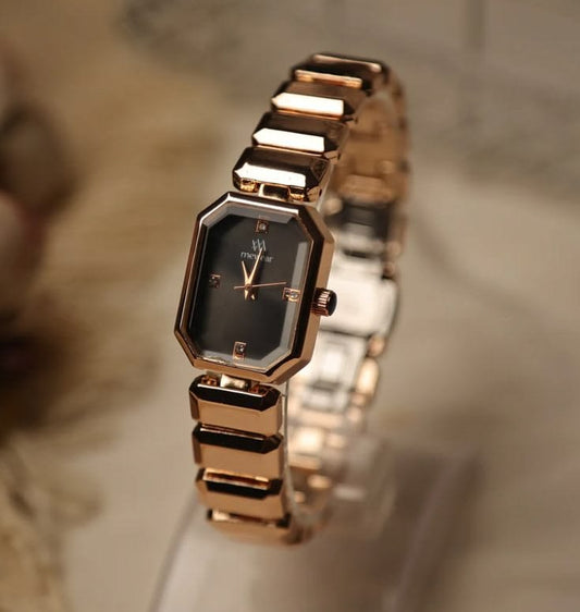 Elegant Gold Women’s Quartz Watch with Black Dial